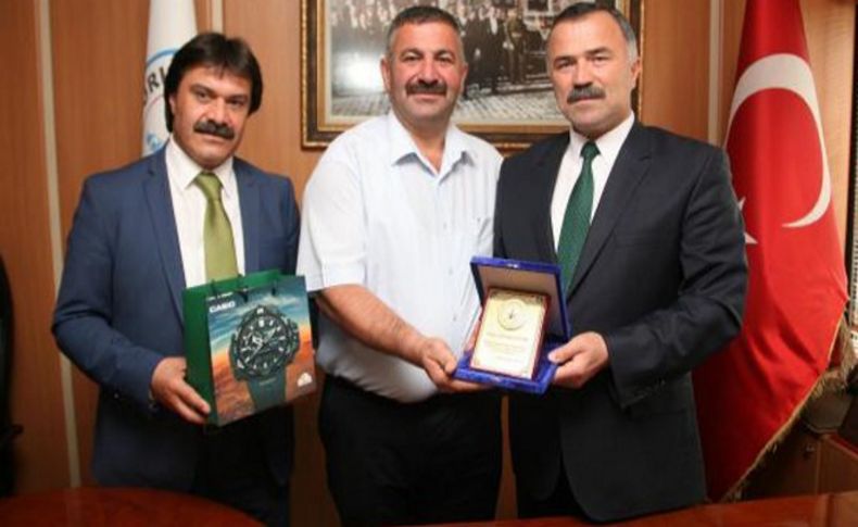 İzmir'de yolcunun hayatını kurtaran şoföre plaket